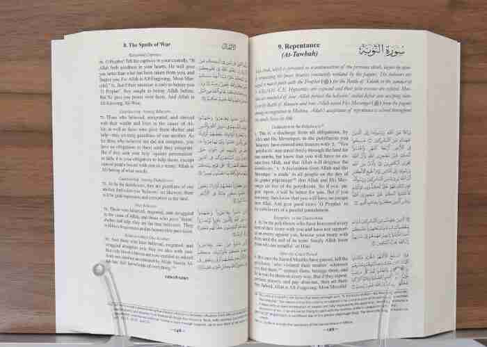 The Clear Quran With English and Arabic Text | A Thematic Translation The Islamic Book Cafe LLC